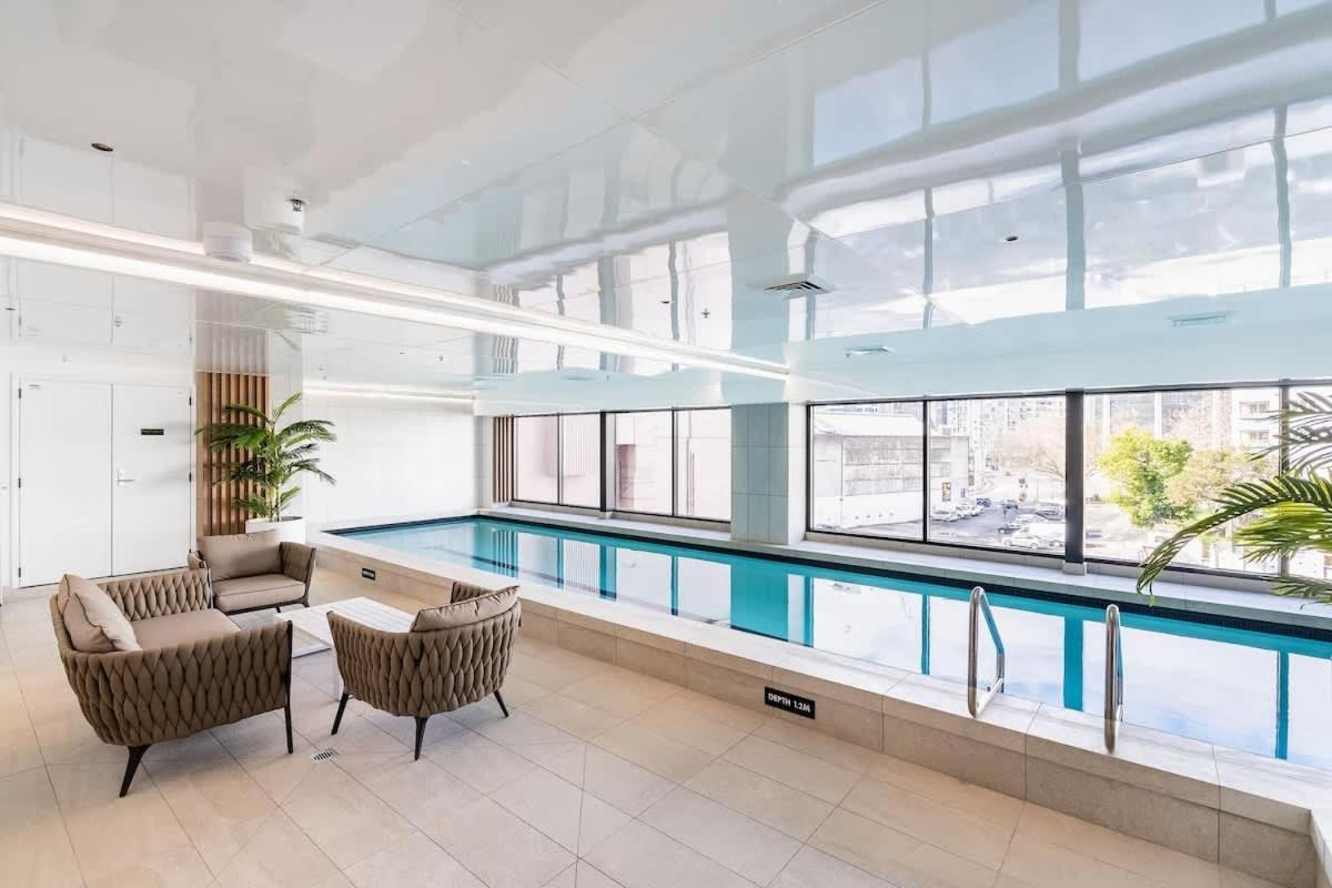 Modern Designed Aircon 1b - Pool Sauna Gym * Auckland